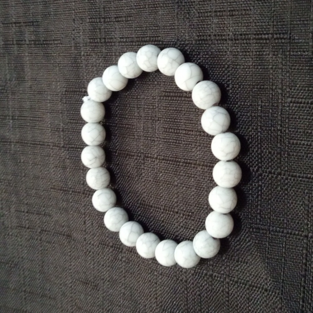 This crystal bracelet is a grayish white jade bracelet.